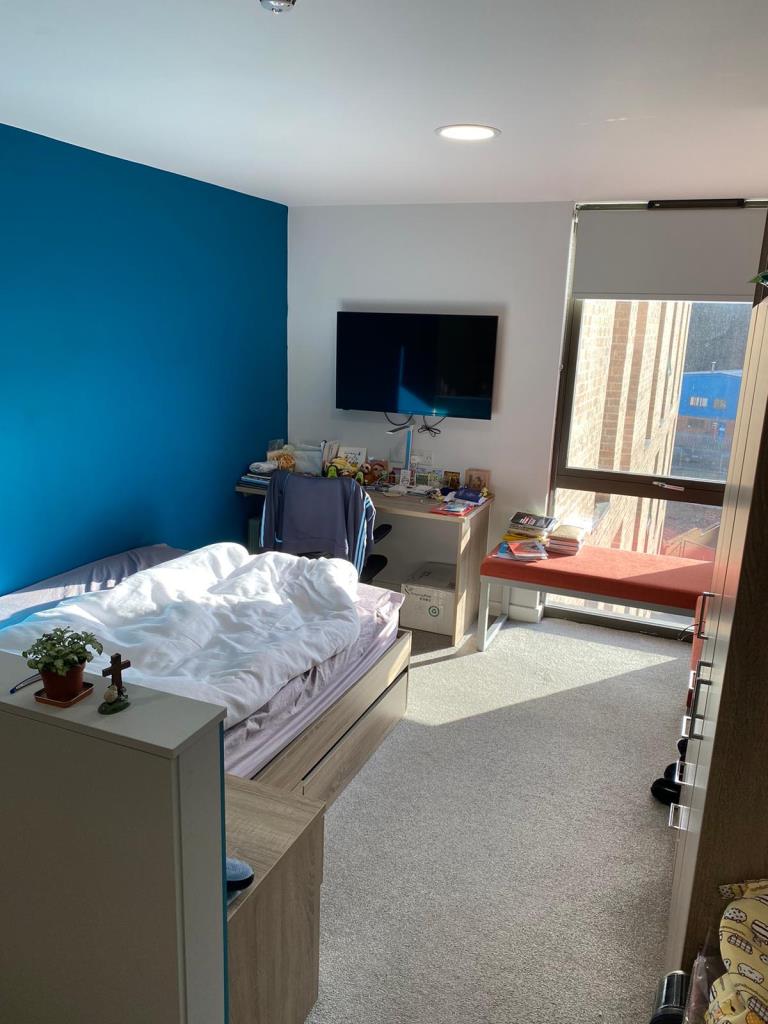 Lot: 169 - STUDIO APARTMENT OFFERING PRIME INVESTMENT OPPORTUNITY - Bedroom come living space